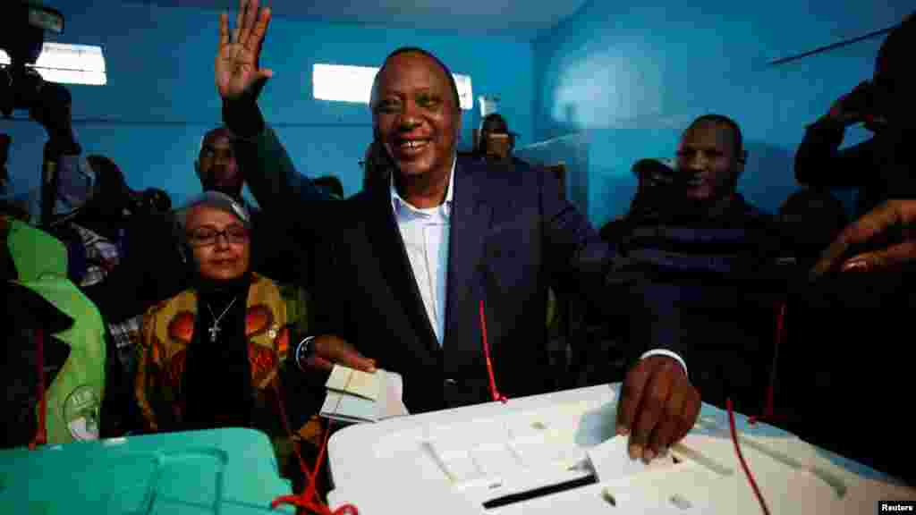 Le président Uhuru Kenyatta gisse son bulletin dans un bureau de vote dans sa ville natale de Gatundu dans le comté de Kiambu, au Kenya, le 8 août 2017.