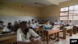 Les élèves portent des masques faciaux comme mesure préventive contre la propagation du COVID-19 à l'école Lycée Général Leclerc Yaoundé, Cameroun, le 1er juin 2020.