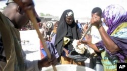 Préparation de rations alimentaires pour les victimes de la famine en Somalie.