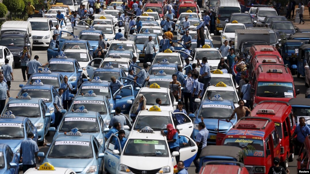 Para pengemudi taksi di Jakarta melakukan aksi unjuk rasa memprotes keberadaan transportasi umum berbasis aplikasi, Selasa pagi (22/3).