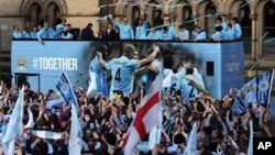 Klub Manchester City, saat merayakan juara Liga Premier dalam parade di Manchester tahun lalu (foto: dok).