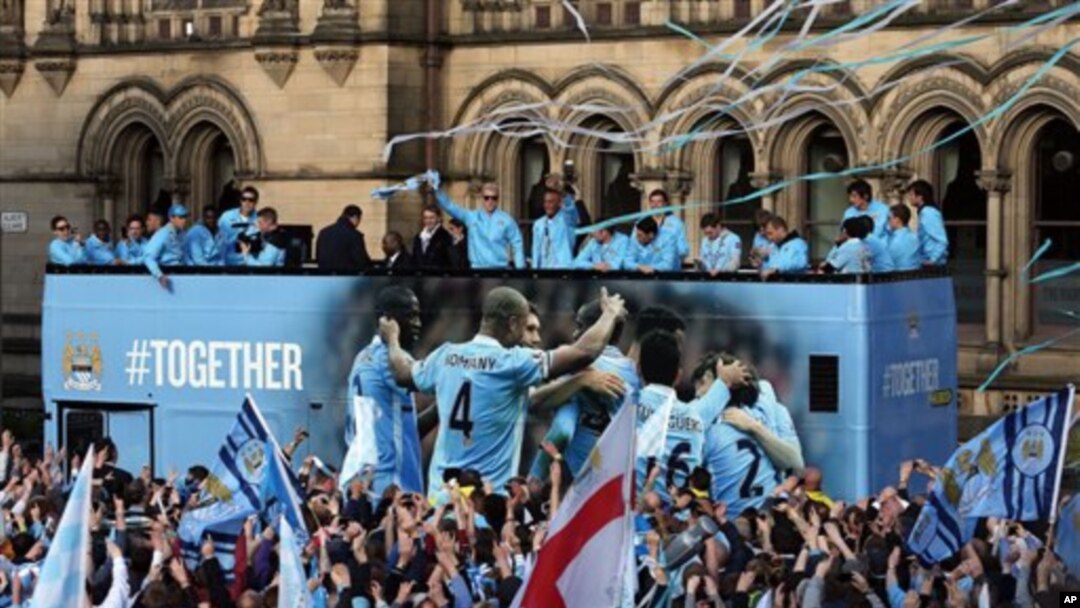 Pemain Manchester City saat parade kemenangan mereka dalam Liga Premier Inggris, Mei 2012. Klub ini menjadi tuan rumah uji coba Liga Champions Rabu. 