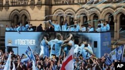 Pemain Manchester City saat parade kemenangan mereka dalam Liga Premier Inggris, Mei 2012. Klub ini menjadi tuan rumah uji coba Liga Champions Rabu. 