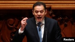 Perdana Menteri Luis Montenegro berbicara di depan parlemen di Lisabon. 