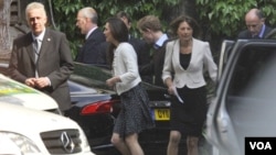 El príncipe Guillermo y la futura princesa, Kate Middleton, salen de la Abadía de Westminster, tras una visita final antes de la boda para ajustar detalles.