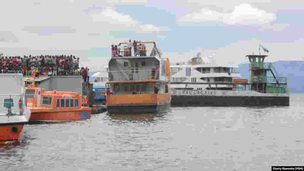 Une foule de curieux s&rsquo;assemble sur la rive du lac Kivu à l&rsquo;annonce du naufrage d&rsquo;un canot rapide entre Goma et Bukavu, à Goma, Nord-Kivu, 30 novembre 2015. VOA/Charly Kasereka