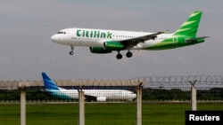 Pesawat Airbus A320 milik Citilink hendak mendarat di Bandar Udara Soekarno–Hatta di Jakarta. (Foto: Dok)