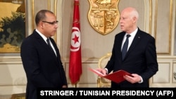 Le président tunisien Kais Saied nomme le ministre de l'Intérieur Hichem Mechichi comme nouveau Premier ministre, chargé de former un nouveau cabinet, au palais de Carthage, près de Tunis, le 25 juillet 2020.