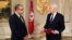 Le président tunisien Kais Saied nomme le ministre de l'Intérieur Hichem Mechichi comme nouveau Premier ministre, chargé de former un nouveau cabinet, au palais de Carthage, près de Tunis, le 25 juillet 2020.