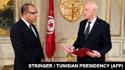 Le président tunisien Kais Saied (à droite) nomme le ministre de l'intérieur Hichem Mechichi au poste de Premier ministre à Tunis, le 25 juillet 2020.