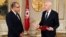 Le président tunisien Kais Saied (à droite) nomme le ministre de l'intérieur Hichem Mechichi au poste de Premier ministre à Tunis, le 25 juillet 2020.