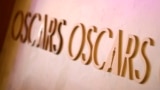 Logos de los Oscar pueden verse en la zona de la alfombra roja para la 97ª edición de los Premios de la Academia del próximo domingo en el Teatro Dolby, el 27 de febrero de 2025, en Los Ángeles. (AP/Chris Pizzello)