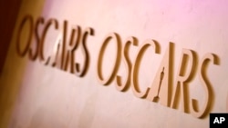 Logos de los Oscar pueden verse en la zona de la alfombra roja para la 97ª edición de los Premios de la Academia del próximo domingo en el Teatro Dolby, el 27 de febrero de 2025, en Los Ángeles. (AP/Chris Pizzello)