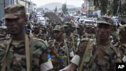 Des milliers de soldats de l'Armée rwandaise revenant de Goma, RDC (25 février 2009)