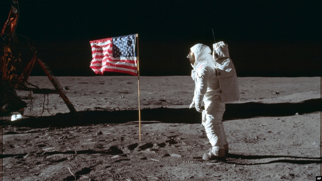 Astronaut Baz Oldrin pozira za fotografiju pored američke zastave na Mesecu tokom misije Apolo 11, 20. jul, 1969.(Foto: Neil Armstrong/NASA/AP)
