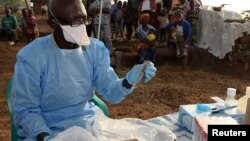 L'écologiste James Koninga travaille sur la fièvre de Lassa dans le village de Jormu, dans le sud-est de la Sierra Leone, le 8 février 2011.