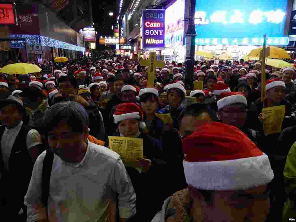 平安夜銅鑼灣街頭逼滿報佳音的群眾