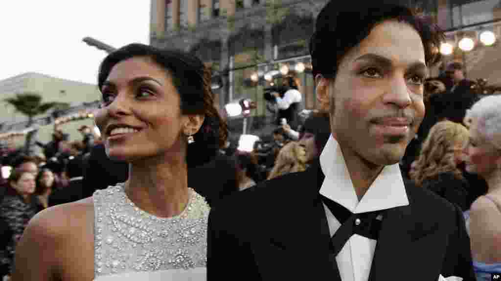 Prince, le roi de la pop, arrive avec sa femme Manuela Testolini à la cérémonie des 77e Oscars, à Los Angeles, 27 février 2005. (AP Photo / Kevork Djansezian