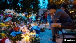Ožalošćeni odaju počast na spomen obilježju za 21 ubijenog u masovnoj pucnjavi u osnovnoj školi Robb, na gradskom trgu Uvalde u Uvaldeu u Texasu 1. juna 2022.