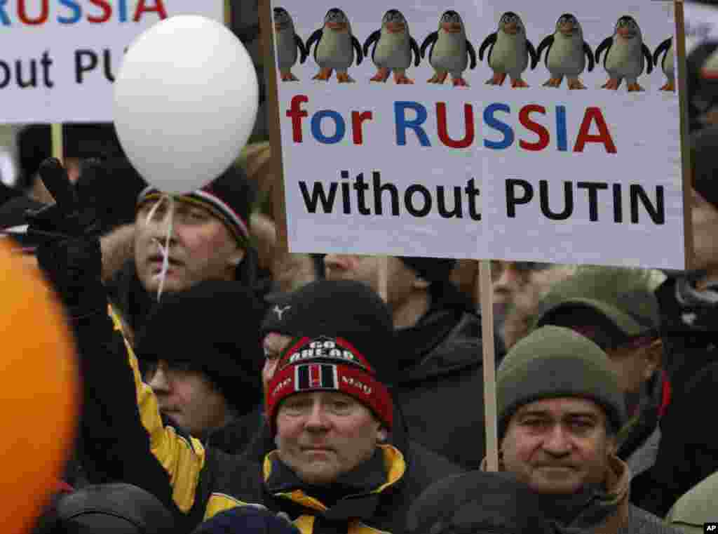 Protesters hold placards and balloons during a demonstration against recent parliamentary election results in Moscow, December 24, 2011. (Reuters)