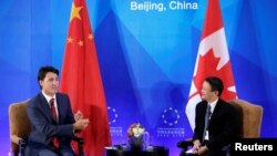 30일 중국 베이징에 도착한 쥐스탱 트뤼도(왼쪽) 캐나다 총리가 중국 최대 전자상거래업체인 '알리바바' 창업자 잭 마 회장과 환담하고 있다. 