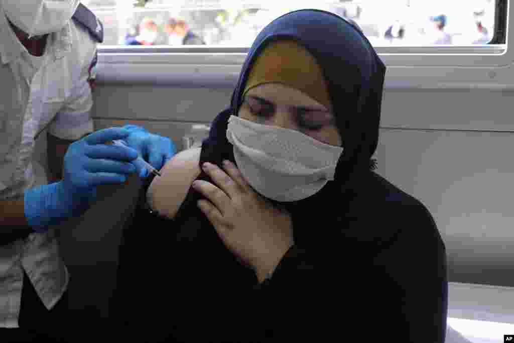 یک زن فلسطینی در حال دریافت واکسن ویروس کرونای فایزر ساخت آمریکا، در یک مرکز &#171;سرویس فوریت‌های پزشکی اسرائیل&#187; در حومه بخش قدیمی شهر اورشلیم