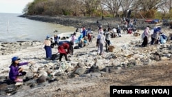 Sekitar 100 orang muda-mudi yang tergabung dalam "Global Peace Youth" Surabaya, melakukan aksi bersih pantai Kenjeran Surabaya yang banyak terdapat sampah plastik (Foto:VOA/Petrus Riski).