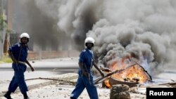 Des policiers burundais dans Bujumbura, 13 mai 2015