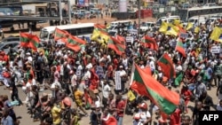 Des partisans de l'Union nationale pour l'indépendance totale de l'Angola (UNITA) et d'autres groupes d'opposition brandissent des bannières et des drapeaux lors d'une marche de protestation contre le parti au pouvoir en Angola. Luanda, 23 novembre 2024. AFP / Julio Pacheco Ntela