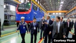 U.S. Secretary of State John Kerry visits a locomotive manufacturing plant in the Kazak capital of Astana that represents an economic partnership between General Electric (GE) and Kazakhstan, Nov. 2, 2015. 