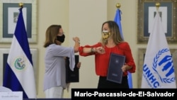 El acuerdo, suscrito por la canciller de la República, Alexandra Hill, y la jefa de la Oficina Nacional del ACNUR en El Salvador, Elisa Carlaccini. [Foto cortesía Cancillería de El Salvador]