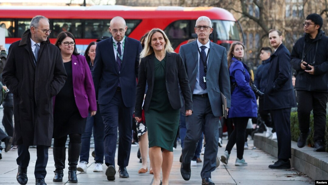 Kim Leadbeater, Mbunge wa Spen Valley, akitembea siku ya maandamano ya kuunga mkono mswada wa usaidizi kufa, mjini London, Uingereza, Novemba 29, 2024. REUTERS/Mina