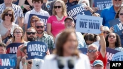 ARCHIVO - La multitud escucha mientras la vicepresidenta de Estados Unidos y candidata presidencial demócrata en 2024, Kamala Harris, habla durante un mitin de campaña en Wisconsin, el 7 de agosto de 2024.