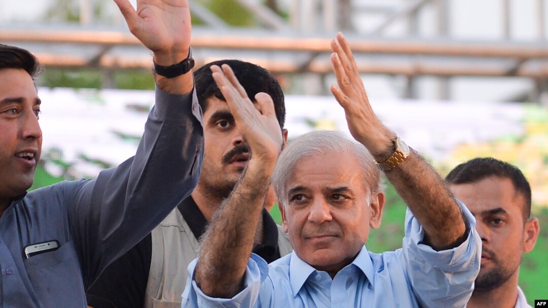 عدالت نے شہباز شریف کو آٹھ مئی سے پانچ جولائی تک آٹھ ہفتوں کے لیے بیرونِ ملک جانے کی مشروط اجازت دی ہے۔ وہ طبی بنیادوں پر صرف ایک بار بیرون ملک جا سکیں گے۔(فائل فوٹو) 