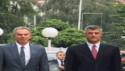 Bivši britanski premijer Toni Bler i premijer Kosova Hašim Tači u Prištini, 8. jul 2010.