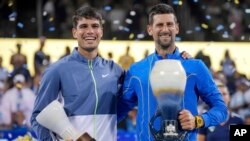 Novak Đoković i Karlos Alkaraz poziraju sa trofejima posle finala u Sinsinatiju, 20. avgust 2023. (Foto: AP/Aaron Doster)