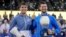 Novak Đoković i Karlos Alkaraz poziraju sa trofejima posle finala u Sinsinatiju, 20. avgust 2023. (Foto: AP/Aaron Doster)