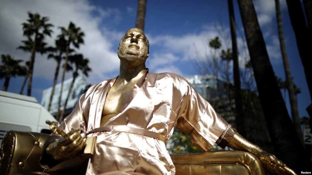 Una estatua de Harvey Weinstein cerca del Teatro Dolby. Los Angeles, California 1-3-18.
