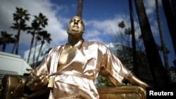 Una estatua de Harvey Weinstein cerca del Teatro Dolby. Los Angeles, California 1-3-18.