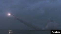북한 조선중앙통신이 공개한 전략순항미사일 발사 장면.