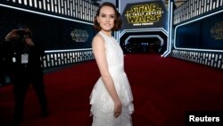 Aktris Daisy Ridley tiba pada pemutaran perdana "Star Wars: The Force Awakens" di Hollywood, California, 15 Desember 2015 lalu (foto: dok).