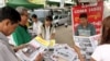 미얀마 양군의 신문가판대. 미얀마는 최근 언론자유가 후퇴하고 있다는 비판이 일고 있다. (자료사진)