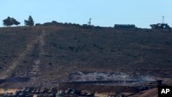 Tank dan kendaraan pasukan Turki di dekat dengan perbatasan dengan Suriah, dekat kota Reyhanli, 9 Oktober 2017. (Foto: AP)