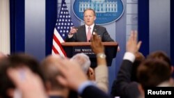 El secretario de prensa del gobierno estadounidense, Sean Spicer, durante el informe diario a periodistas en la Casa Blanca. Abril 17, 2017.