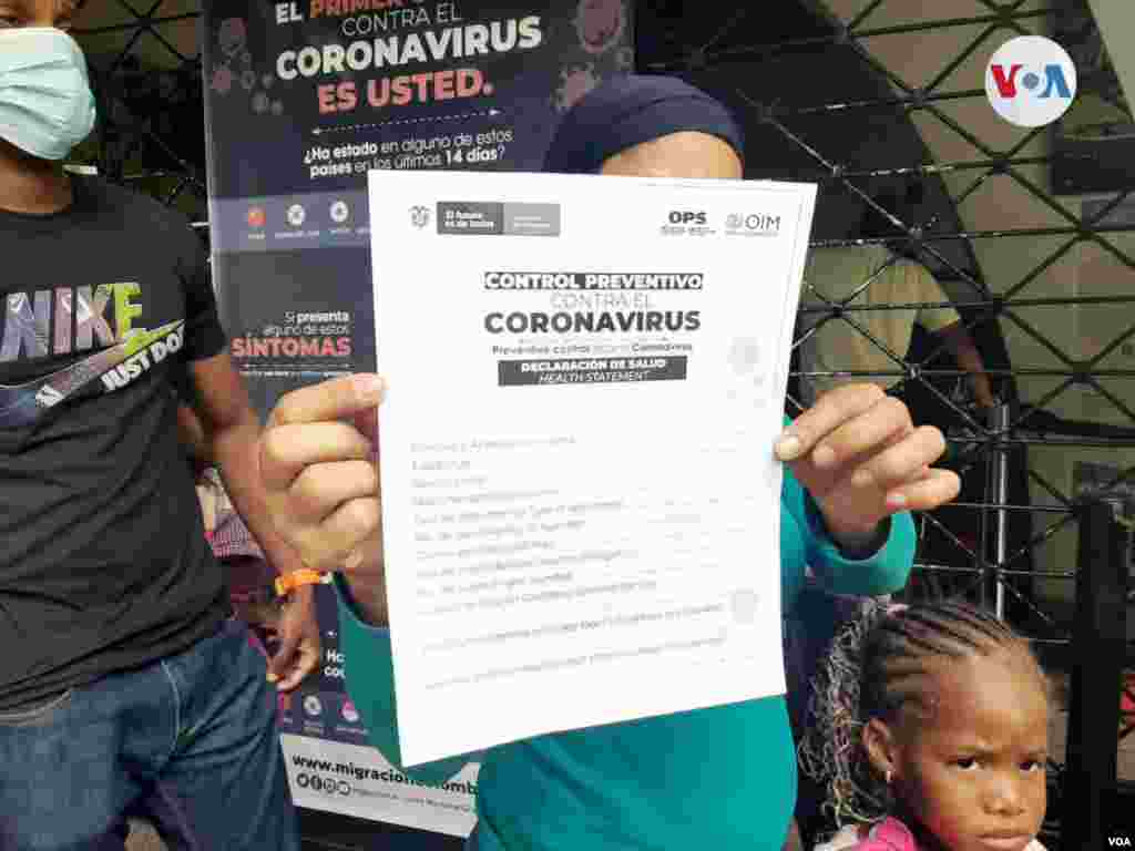 Migrante muestra la ficha de &quot;Declaración de salud&quot;, un documento que incluye información de los desplazados con el objetivo de prevenir la propagación del coronavirus en Colombia.&nbsp;