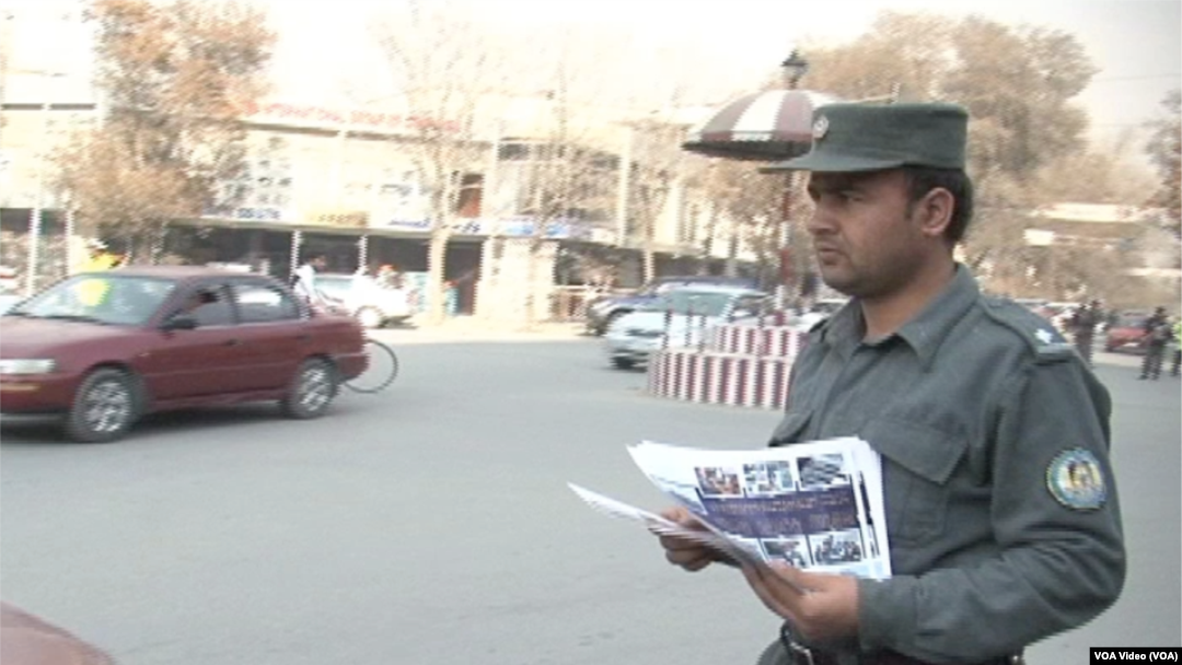 Polisi di jalanan di kota Kabul, Afghanistan