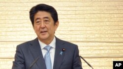 El primer ministro japonés Shinzo Abe fue reelecto en los comicios japoneses para endurecer su posición contra Corea del Norte y abrir el camino para la reforma de la constitución pacifista de su país.