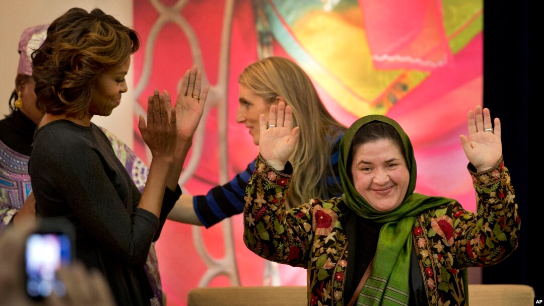 Michelle Obama bersama salah satu penerima penghargaan Women of Courage warga Afghanistan Dr. Nasrin Oryakhil.