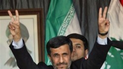 آقای احمدی نژاد در مراسم گروه حزب الله لبنان در جنوب این کشور، انگشتان خود را به علامت پیروزی نشان می دهد