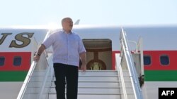 លោក Alexander Lukashenko ចុះ​ពី​យន្តហោះ​នៅ​ពេល​អញ្ជើញ​ទៅ​ដល់​អាកាសយានដ្ឋាន​មួយ​នៅ​ក្នុង​ក្រុង Sochi កាលពី​ថ្ងៃទី១៤ ខែកញ្ញា ឆ្នាំ២០២០។